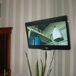 Навеска телевизора на стену при помощи кронштейна.