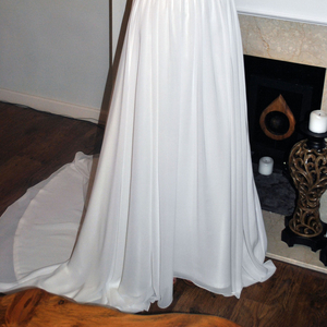 Элегантное свадебное платье со шлейфом