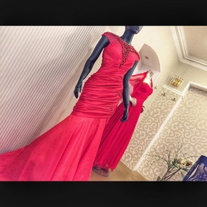 Красное вечернее платье со шлейфом