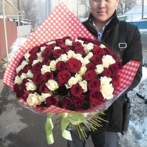 Букет из 101 розы - белые и красные,  высота 70 см