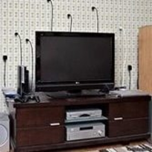 Навеска телевизоров на стену и бытовых предметов.