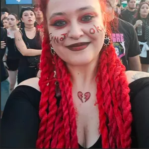 Меня зовут Кристина,  мне 28 лет и я преподаватель английского языка