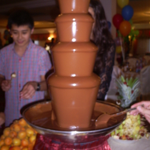 Шоколадный фонтан и фруктовые пальмы в Алматы.