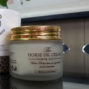 Отбеливающий и антивозрастной крем Horse Oil Cream