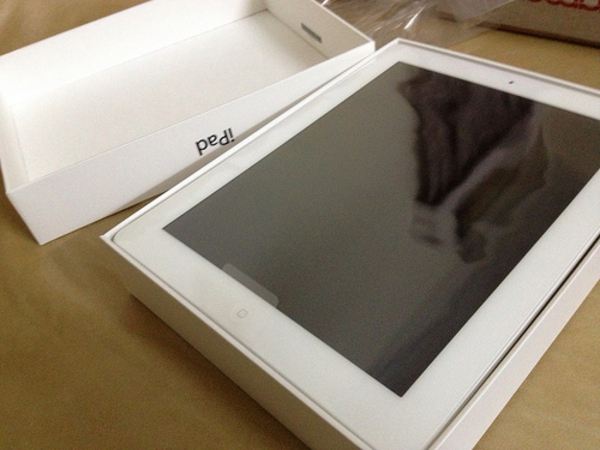 Apple iPad 4 with Retina display 64GB with Wi-Fi + Cellular...$600