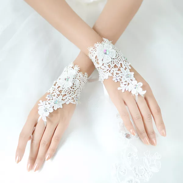 Свадебные перчатки с цветами