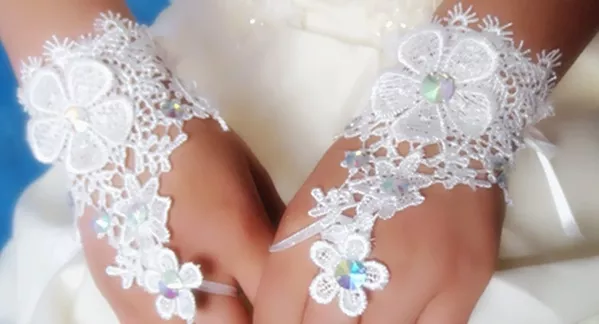 Свадебные перчатки с цветами 2