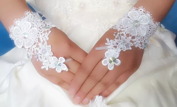Свадебные перчатки с цветами 3