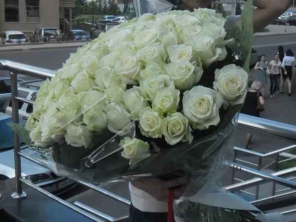 Букет 101 белая роза 70 см