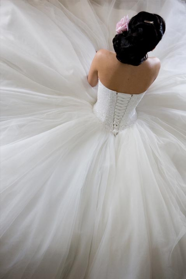 Брюнетки в свадебных платьях со спины