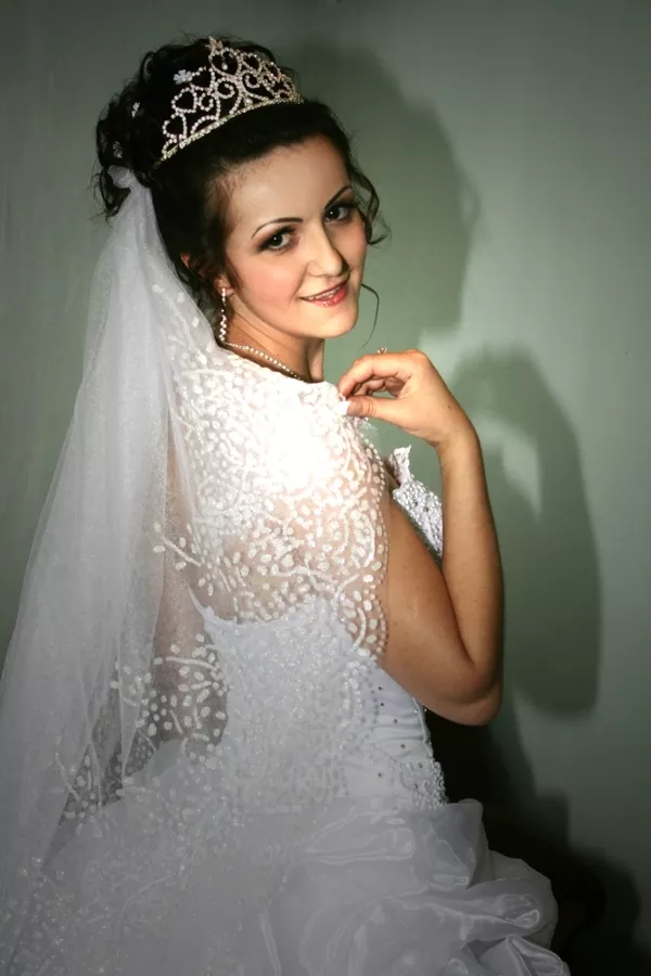 Шикарное. белоснежное свадебное платье 4