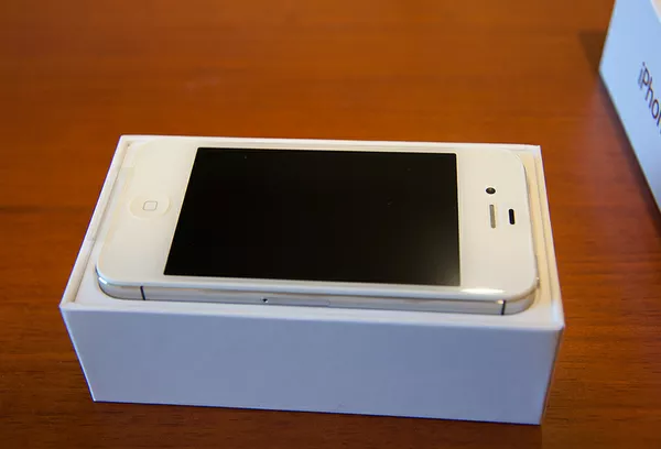 Apple iPhone 4S - iPhone 4 белого и черного цвета 2