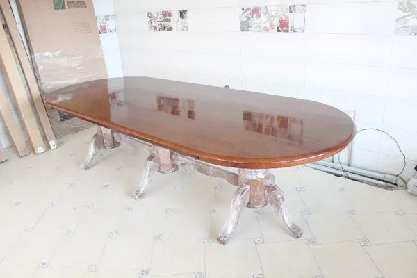Большой обеденный стол