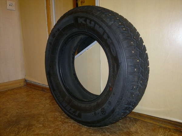 Продам комплект новых зимних шин Kumho 215/70R15