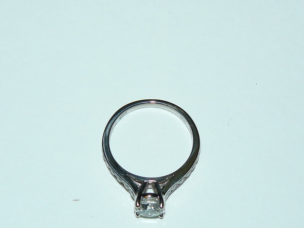 Кольцо с бриллиантом - 1 камень 1 карат  12 камней в сумме тоже 1 кара 5