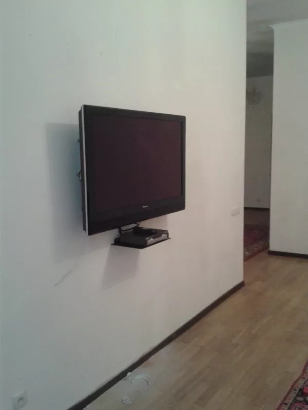 Навеска телевизора на стену при помощи кронштейна. 3